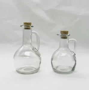 透明玻璃橄榄油和带有玻璃柄和软木盖的醋瓶