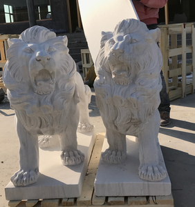 Statue di leoni in marmo naturale giallo scolpito per decorazioni da giardino esterno - Product Image 6