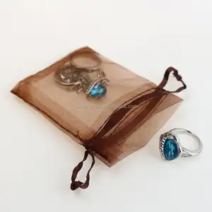 Vente en gros de pochettes d'emballage personnalisées de différentes tailles sac à cordon en organza transparent pour cadeau