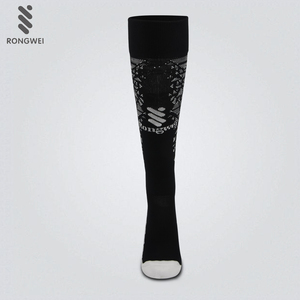 Salida de fábrica al por mayor antideslizante de fútbol de blanco y negro, calcetines de los hombres - Product Image 3