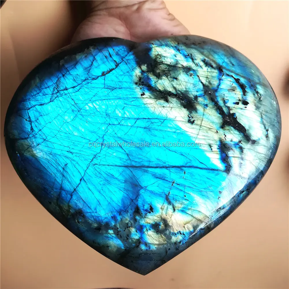 자연 손 조각 보석 Labradorite 크리스탈 심장 모양의 바위