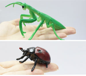 Ensemble de 12 figurines d'insectes en plastique représentant <span class=keywords><strong>des</strong></span> araignées, <span class=keywords><strong>des</strong></span> grenouilles, <span class=keywords><strong>des</strong></span> mantes et <span class=keywords><strong>des</strong></span> papillons du monde animal - Product Image 5