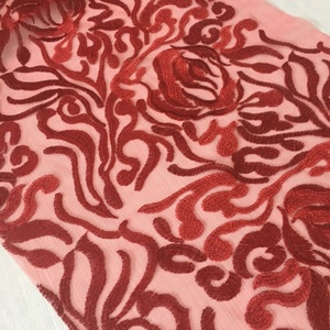 <span class=keywords><strong>Tessuto</strong></span> in <span class=keywords><strong>Tulle</strong></span> <span class=keywords><strong>Rosso</strong></span> alla Moda 100% Poliestere con Ricamo a Macchina e Disegni Ricamati su Tutta la Superficie per Abiti, Matrimoni e Tessili per la Casa - Product Image 4