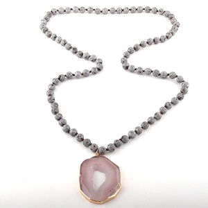 สร้อยคอแฟชั่นผู้หญิง สไตล์โบฮีเมียน ประดับด้วยหินลาวา สร้อยยาวแบบผูกปม พร้อมจี้หินอาเกตสีเทาแบบดรูซี่ - Product Image 4