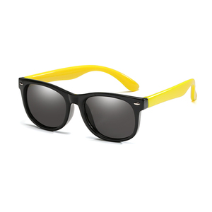 2024 klasik Unisex siyah PC çocuk güneş gözlüğü fabrika fiyat yeni yumuşak silikon esnek çocuk tonları özel polarize Lens - Product Image 3