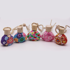 Botella difusora de vidrio para coche vacía colgante personalizada de 15ml con arcilla polimérica para decoración de paredes - Product Image 6