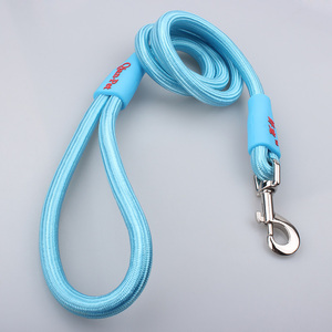 Correa de perro suave de poliéster de cuerda redonda duradera con logotipo personalizado con patrón de impresión y decoración de piel de lujo elegante estilo moderno - Product Image 3