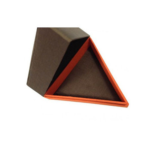 Conception personnalisée Triangle Forme Boîte Cadeau Boîte À Bonbons Triangle Bijoux Boîte En Carton Recyclable Cadeau & Artisanat À La Main HY-0855 Accepter - Product Image 2