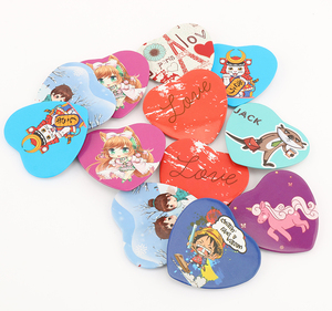 Boutons de badge en plastique blanc avec logo, pas cher, logo personnalisé de bande dessinée, bon marché, logo, imprimé cœur, en vogue, vente en gros - Product Image 5