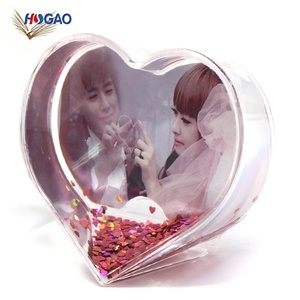 Chine gros acrylique OEM personnalisé nouveauté cadeaux photo insérer cadre photo drôle acrylique coeur forme neige eau globe - Product Image 2