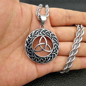 <span class=keywords><strong>Collana</strong></span> con <span class=keywords><strong>ciondolo</strong></span> con <span class=keywords><strong>nodo</strong></span> celtico in acciaio inossidabile da uomo Vintage per regalo - Product Image 1