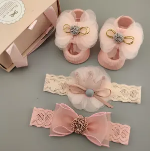 Caixa de presente luxuosa para bebês, conjunto de meias de algodão antiderrapantes de renda e com flor, coroa de princesa