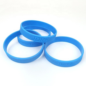 Bracelets de festival personnalisés Cool Design gravé en relief avec logo en forme de nom Bracelets en silicone pour femmes - Product Image 4