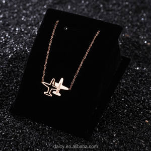 <span class=keywords><strong>Collana</strong></span> piccola e graziosa da donna DAICY in acciaio inossidabile color oro rosa con ciondolo a forma di aeroplano - Product Image 4