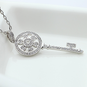 LUOTEEMI nueva venta al por mayor de moda de alta calidad encanto mujeres rodio blanco Zirconia cúbica de oro Vintage llave collar - Product Image 2