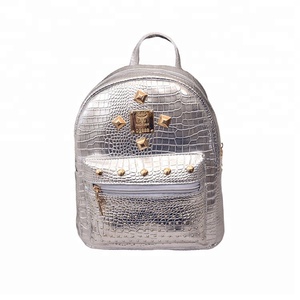 <span class=keywords><strong>Zaino</strong></span> <span class=keywords><strong>Femminile</strong></span> alla Moda in Stile Coreano con Ornamenti a Borchie in Vendita - Product Image 1