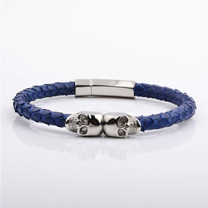 Brazalete de acero inoxidable con logotipo personalizado, brazalete de plata con piel de raya gris - Product Image 2