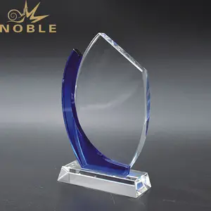 Groothandel Roterende Kobalt Cube Crystal Trophy Award met Base