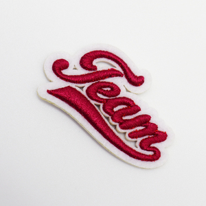 Parche bordado de <span class=keywords><strong>Color</strong></span> liso con letras 3D personalizadas al por mayor para decoración de ropa letras bordadas en caliente - Product Image 2