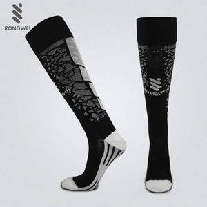 Salida de fábrica al por mayor antideslizante de fútbol de blanco y negro, calcetines de los hombres - Product Image 1