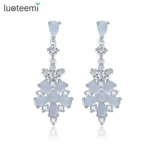 LUOTEEMI Leitoso Flor Gota de Lágrima Com Limpar Cubic Zircon Diamante Brincos De Casamento Das Mulheres Da Moda