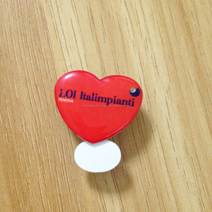 Forma de corazón de plástico llevó la insignia de la escuela con la galjanoplastia de plata para promocional - Product Image 4