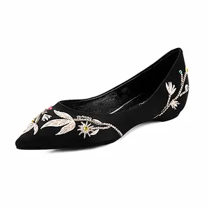 Zapatos bordados con flores para mujer, calzado de vestir, tacón plano, novedad, 2017