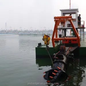 Flussgraben und -reinigung kleiner Bagger mit Schneidkopfmaschine