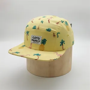 Grosir Desain Kustom Tenun Logo Nanas Kuning Seluruh Cetakan 5 Panel Topi Kamp, Kualitas Tinggi Topi Kemah Pinggiran Datar