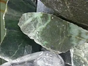 Nephrite verde jade áspero