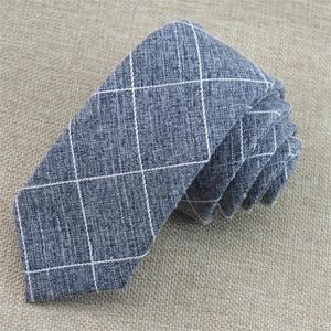Corbata de hombre de algodón cepillado con diseño a cuadros - Product Image 3