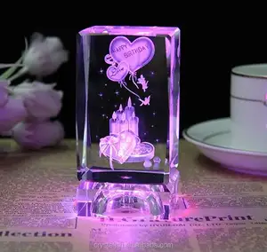 Produttore personalizzato 3d Laser di cristallo cubo di rosa con luce a LED/torta di compleanno Wedding & regalo bomboniere