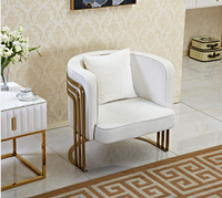 Fauteuil simple en métal doré avec coussin blanc de loisirs