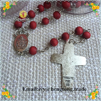 Chapelet en perles de bois rouge de 7 mm, chapelet parfumé à la rose avec centre et croix du pape François, chapelet avec boîte en plastique