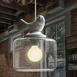 Lampe suspendue en résine à la forme d'un oiseau, design moderne contemporain, luminaire décoratif d'intérieur, avec abat-jour en verre transparent, luxueux et romantique