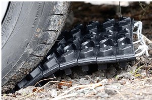 Alat Bantu Traksi Darurat Otomatis, Pegangan Ban Kendaraan Portabel Melacak Bantalan Tikar Traksi Bebas Tangga dari Lumpur Off-Road - Product Image 3