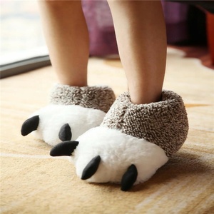 Pantuflas de Peluche Suaves para Perros de Varios Tamaños, Pantuflas de Peluche de Moda con Forma de Pata para Adultos - Product Image 4