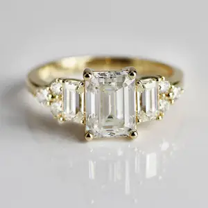 Maravilloso diseño esmeralda corte 6x8mm piedra de centro sólido de 18k amarillo oro moissanite anillo de los amantes