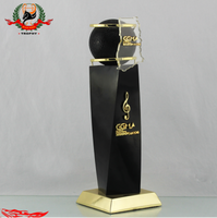 Trophée Microphone Moderne en Métal Plaqué Or pour Festival de Musique et Cérémonie de Remise des Prix, Design Personnalisé, Finition Noire Unique