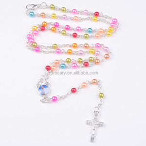 Cadeau promotionnel religieux : Mini chapelet catholique du Pape en perles de 4 mm avec fermoir mousqueton, emballé dans une bouteille à vœux en verre - Product Image 3