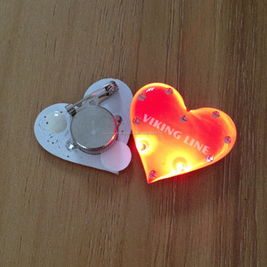 Forma de corazón de plástico llevó la insignia de la escuela con la galjanoplastia de plata para promocional - Product Image 1