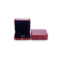 Boîte à bijoux carrée en cuir PU gris luxueux, bonne stabilité avec motif élégant pour colliers