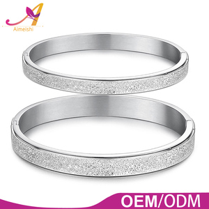 En gros de conception simple 316 en acier inoxydable anti-allergie fine jaillir sables argent couple bracelet - Product Image 1