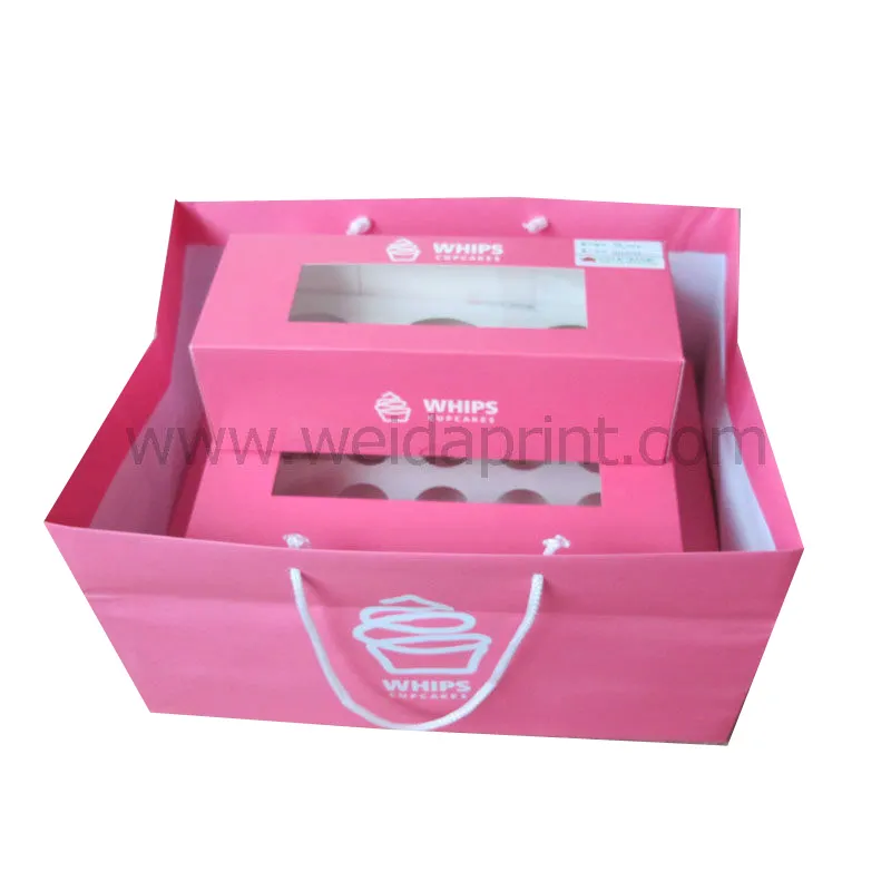 ชุดสีชมพูคัพเค้กกล่องที่มีหน้าต่างที่ชัดเจนและถุงกระดาษ