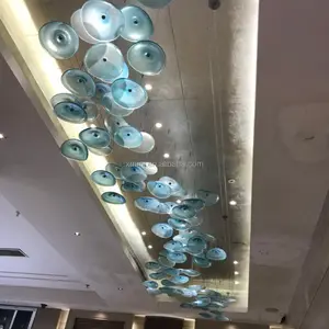 Restaurant hôtel plafond décor rond plat bleu verre coloré art individuel monté hôtel plafond décoratif suspension lampe