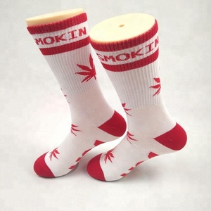 Grosir Grosir Kaus Kaki Katun Kanada Kustom dengan Kaus Kaki Logo Daun Merah - Product Image 2