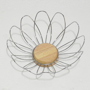 Panier à fruits <span class=keywords><strong>en</strong></span> métal et <span class=keywords><strong>bois</strong></span> de forme florale innovante au <span class=keywords><strong>design</strong></span> moderne pour un usage domestique - Product Image 3