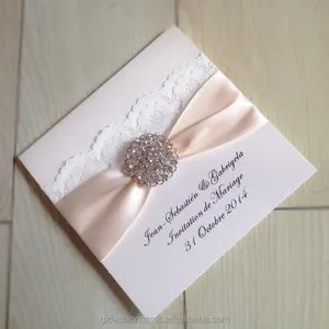 Disponible romántico Rosa cinta broche invitaciones de boda con encaje blanco