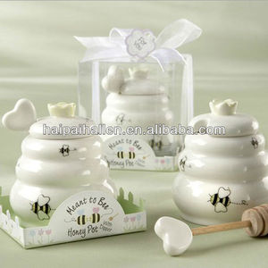 Vaso di miele in ceramica "destinato alle api" con mestolo di legno per bomboniere - Product Image 1