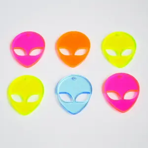Ciondolo decorativo personalizzato taglio Laser all'ingrosso moda testa aliena forma Neon fascino acrilico per le donne Boutique bambini